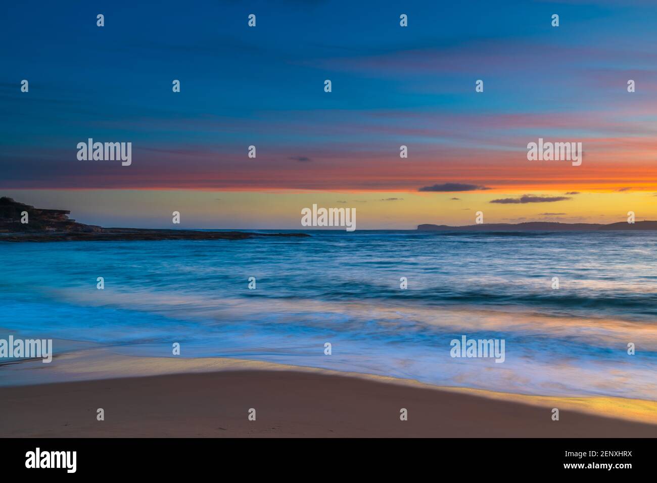 Coucher de soleil au bord de la mer à Putty Beach dans le parc national de Bouddi sur la côte centrale, Nouvelle-Galles du Sud, Australie. Banque D'Images