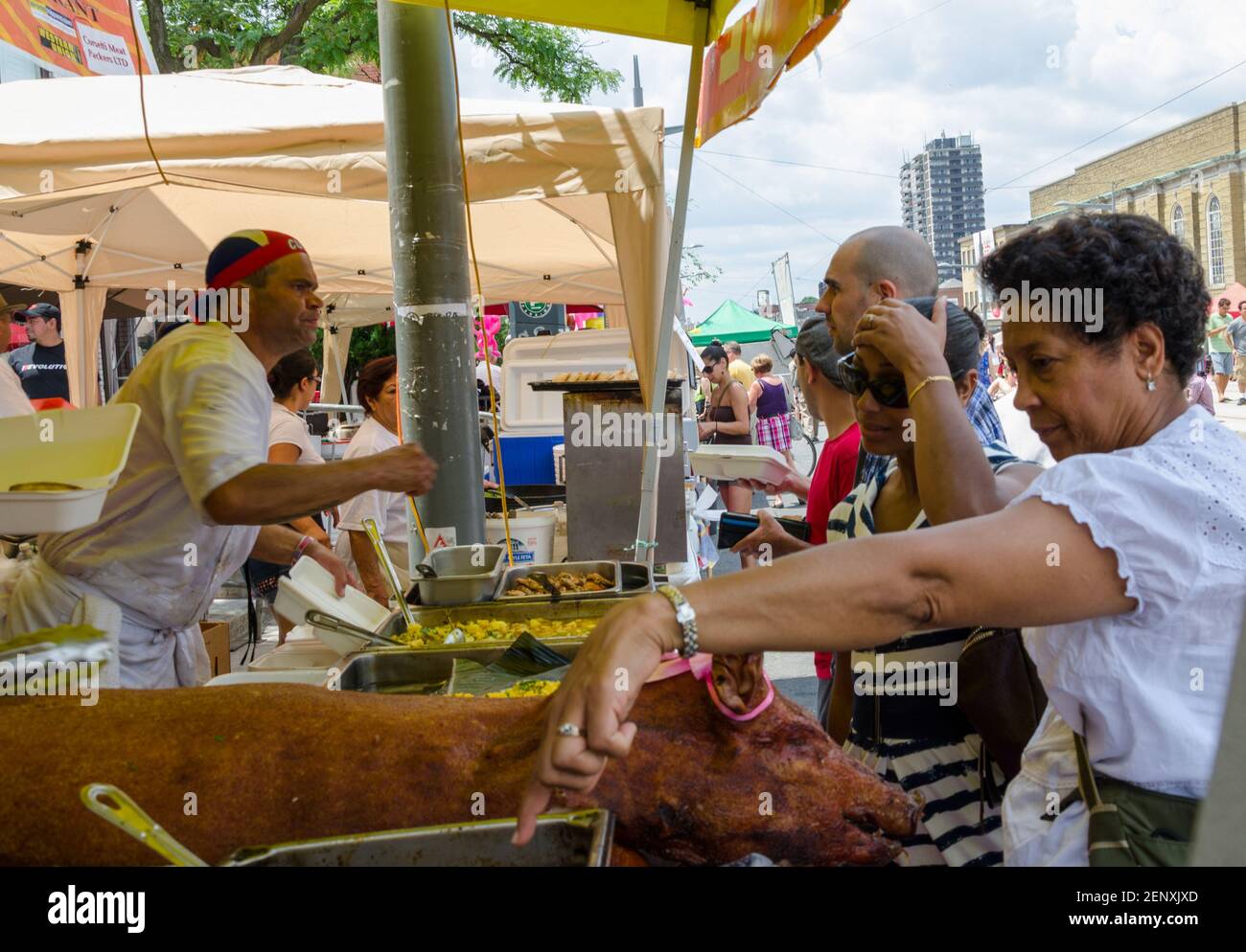 Salsa sur les scènes du Festival de Saint-clair : les gens d'un stand de nourriture en plein air regardent les plateaux de service pour décider ce qu'ils veulent manger. La dame dans le Banque D'Images