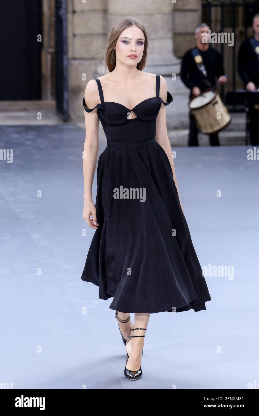 Xenia Tchoumitcheva à pied la piste du salon de l'Oréal lors de la semaine  de la mode de Paris prêt à porter Printemps/été 2020 le 28 septembre 2019 à  Paris, France. (Photo