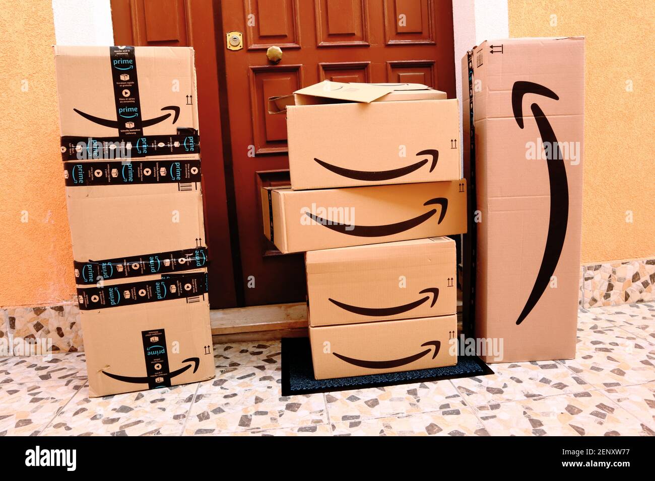 BOÎTES en carton AMAZON livrées à la maison à la porte d'entrée Photo Stock  - Alamy