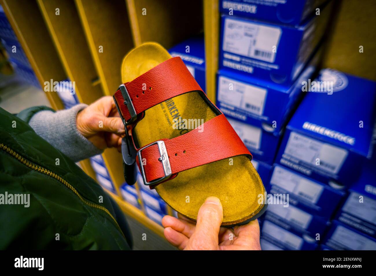 Un acheteur perse les sandales Birkenstock exposées dans un magasin de  chaussures à New York le vendredi 26 février 2021. La marque de luxe  française LVMH a acquis une participation majoritaire dans le ponceuse de  sable allemand Birkenstock pour 