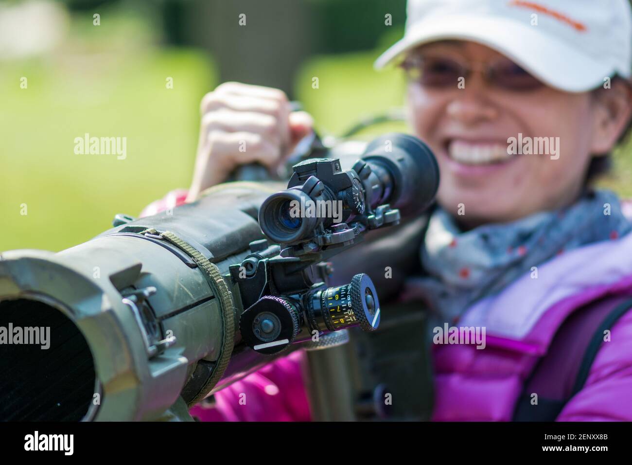 Échanges militaires canadiens avec le public. Portrait d'une femme heureuse avec des lunettes tenant un lance-grenade antichar sur son épaule pendant la 200e anniv Banque D'Images