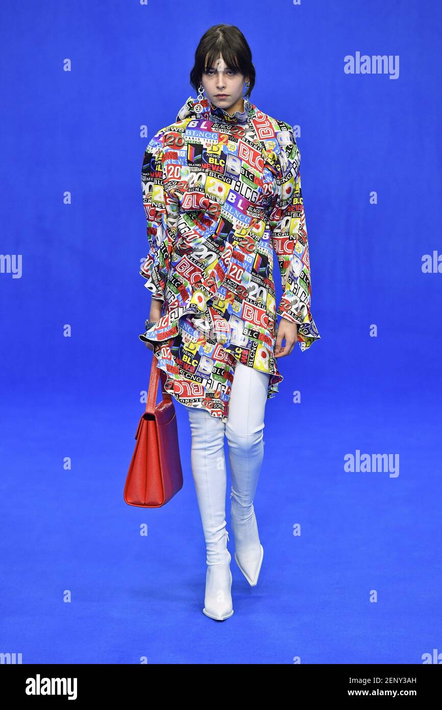 Modèle Georgie Somerville marchant sur la piste pendant le Balenciaga prêt à porter Printemps/été 2020 partie de la semaine de la mode de Paris le 29 septembre 2019 à Paris, France. (Photo de Jonas Gustavsson/Sipa USA) Banque D'Images