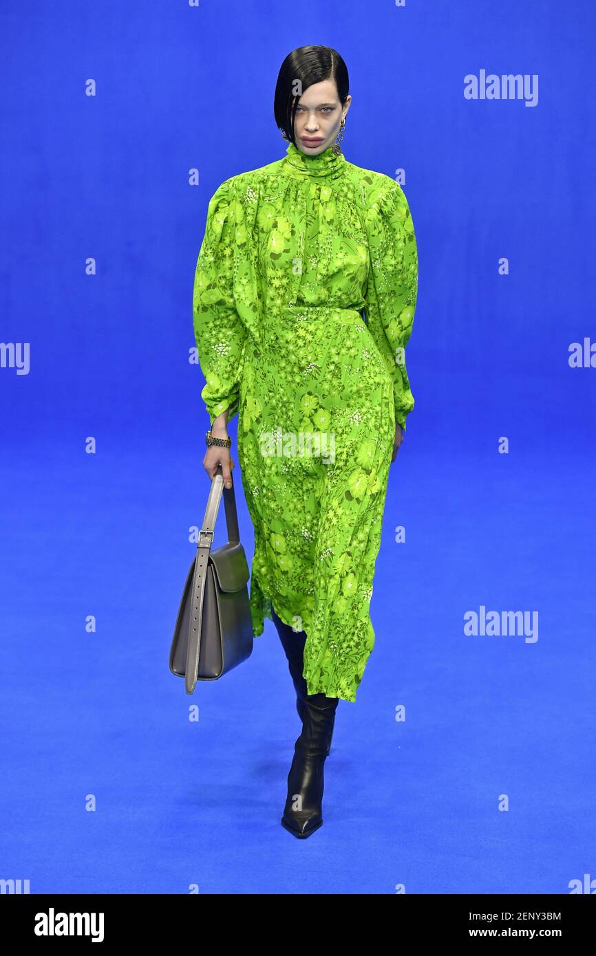 Le modèle Tanya Katysheva marche sur la piste pendant le Balenciaga prêt à  porter Printemps/été 2020 partie de la semaine de la mode de Paris le 29  septembre 2019 à Paris, France. (