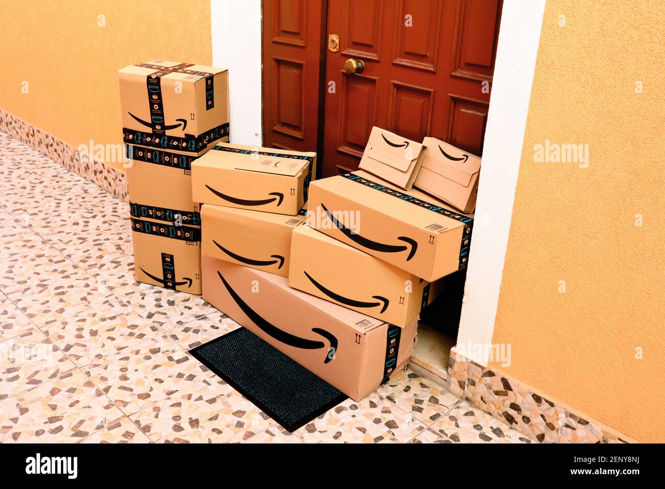 BOÎTES en carton AMAZON livrées à la maison à la porte d'entrée Photo Stock  - Alamy