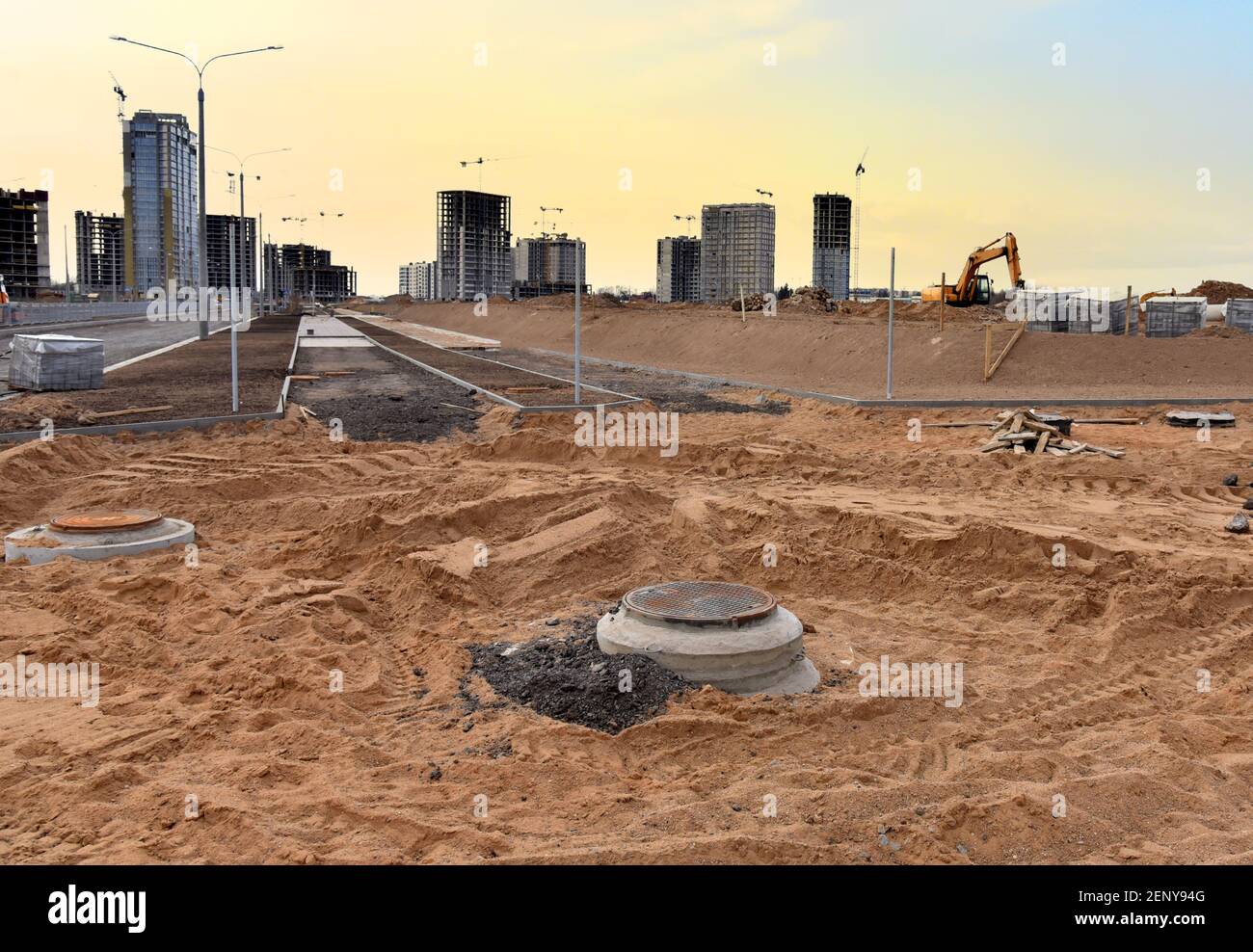 Crier le sable pour poser des dalles et des bordures de pavage et des blocs de béton sur le chantier de construction. Processus d'installation de briques de pavage dans le piéton Banque D'Images