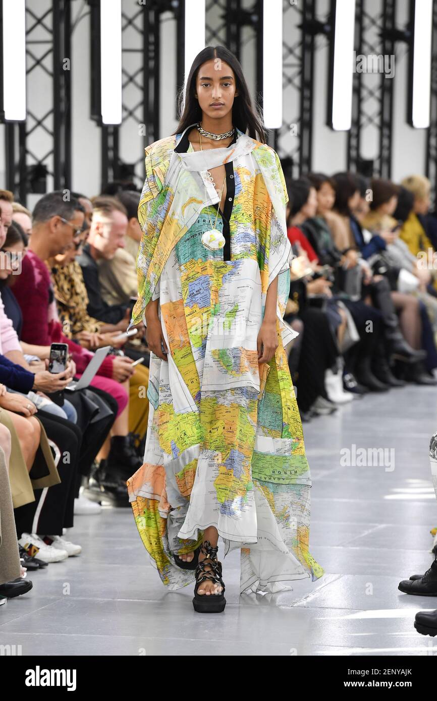Modèle Mona Tougaard marchant sur la piste pendant le sacai prêt à porter  Printemps/été 2020 partie de la semaine de la mode de Paris le 30 septembre  2019 à Paris, France. (Photo