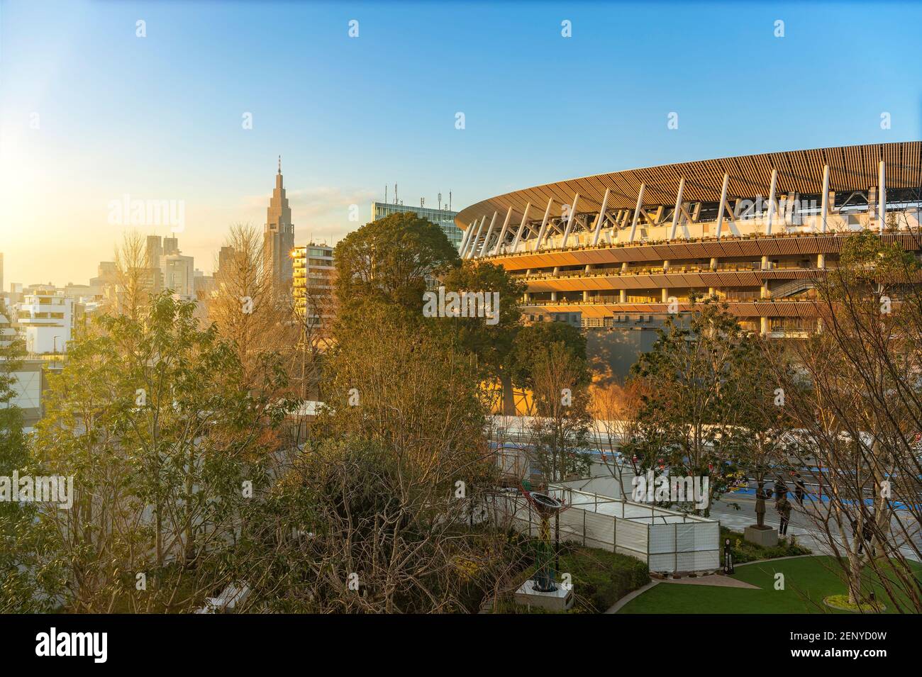 tokyo, japon - février 8 2021 : vue panoramique du stade national olympique de 2020 devant la place olympique japonaise avec le NTT D. Banque D'Images