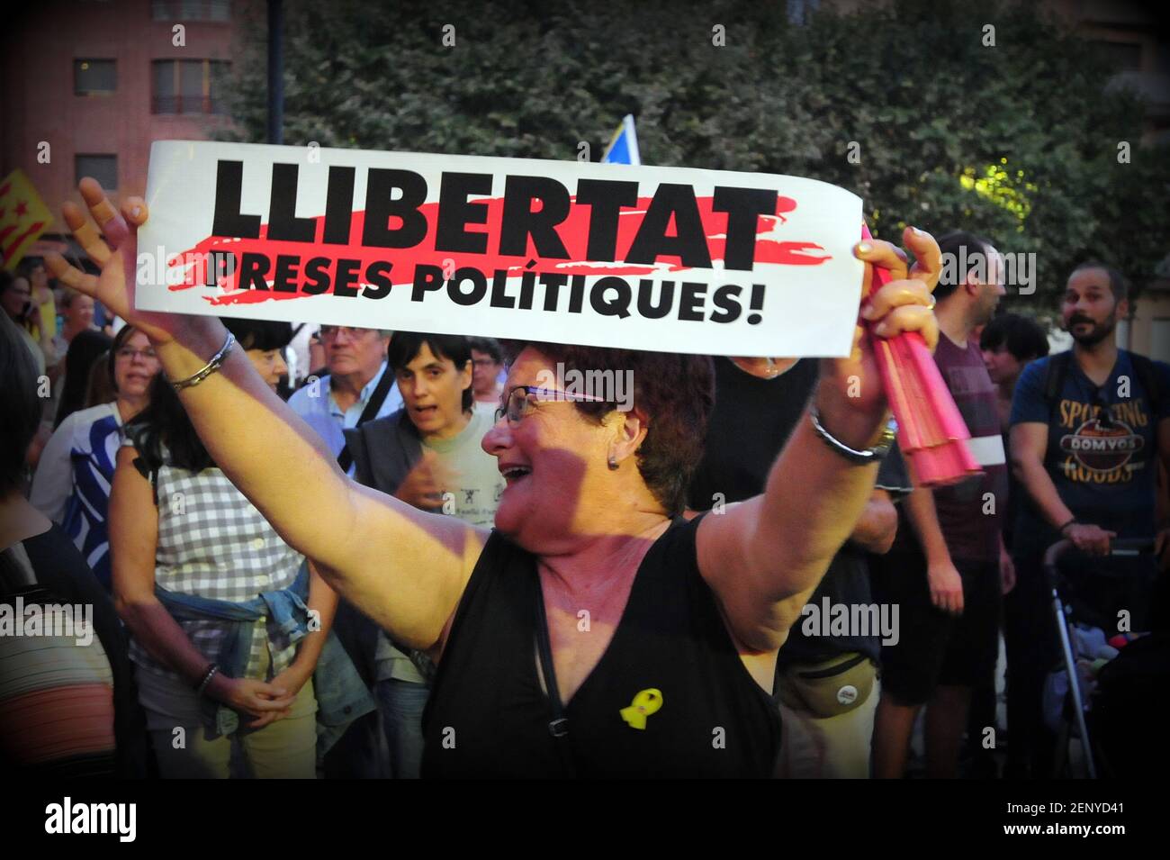 Une Femme Tient Sa Banniere Pendant La Demonstration Des Milliers De Personnes Ont Manifeste A L Occasion Du 2eme Anniversaire Du Referendum Sur L Independance De La Catalogne Exigeant La Liberte Des Prisonniers Politiques