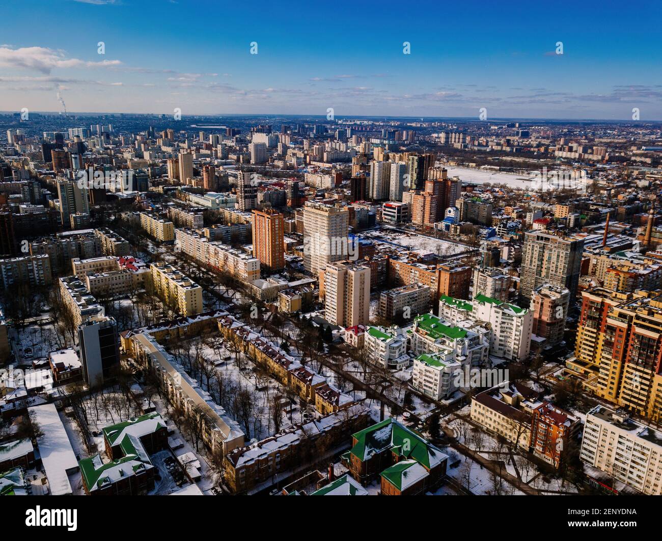 Quartier résidentiel moderne à Rostov-sur-Don, vue aérienne depuis un drone en hiver. Banque D'Images