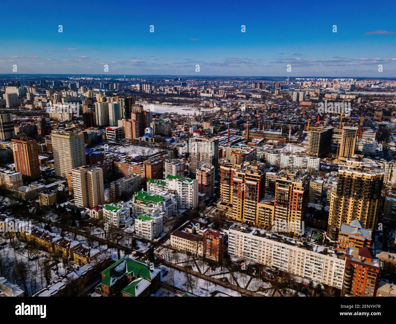 Quartier résidentiel moderne à Rostov-sur-Don, vue aérienne depuis un drone en hiver. Banque D'Images