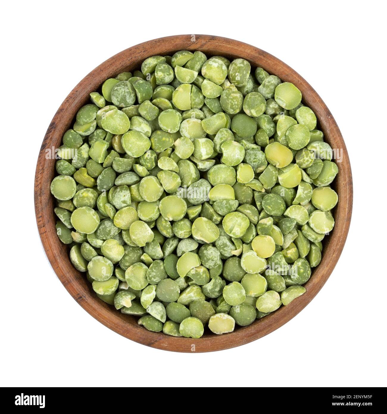 Petits pois verts secs isolés dans un bol sur fond blanc Banque D'Images
