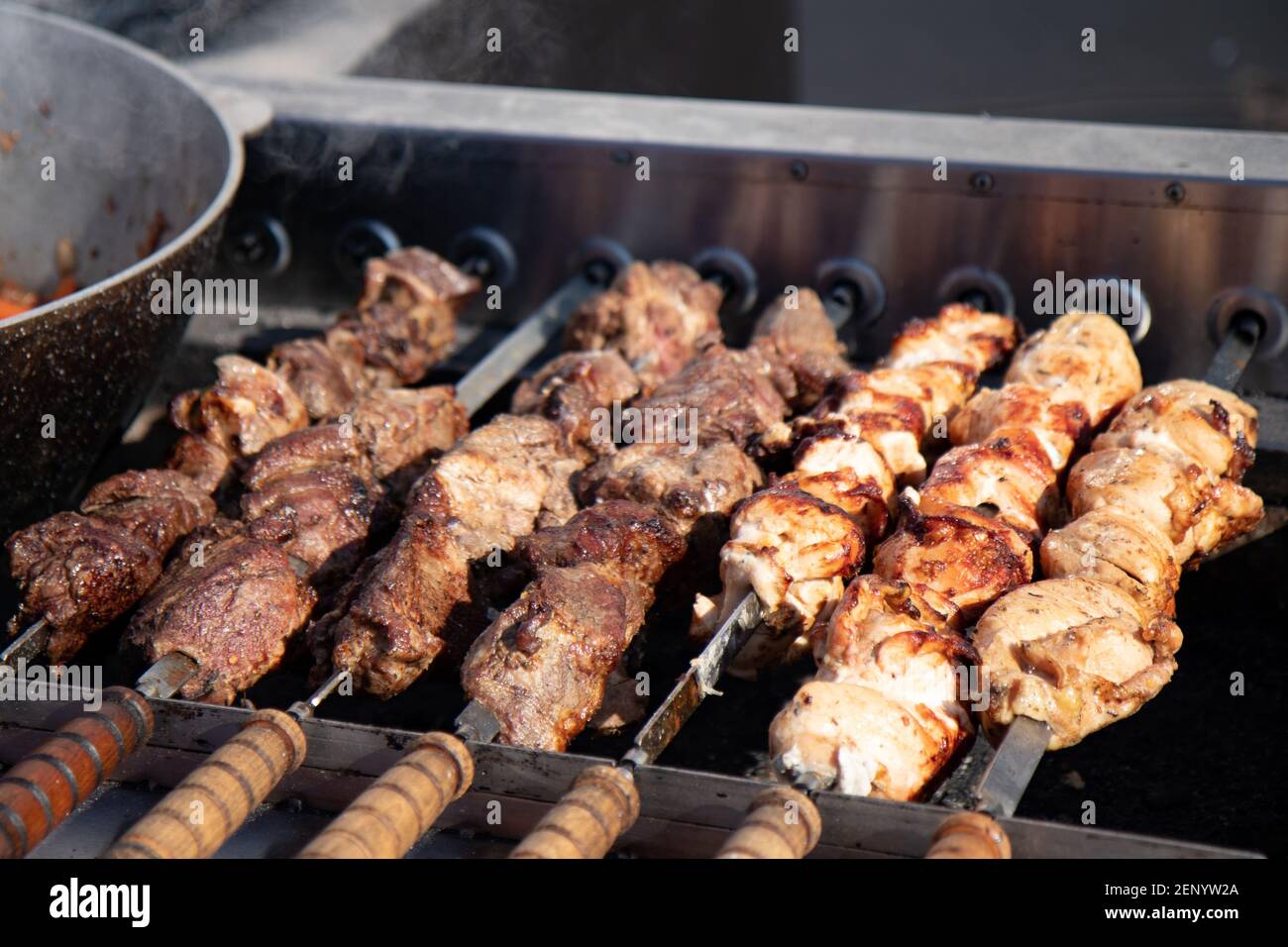 Shashlik se préparant sur un barbecue au charbon de bois. Viande chaude rôtie pour le dîner-barbecue Banque D'Images