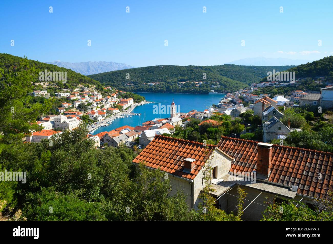 Belle eau bleue de la mer Adriatique, randonnée à vélo dans les îles dalmates de Croatie, ville de Pucsica, croate. Banque D'Images