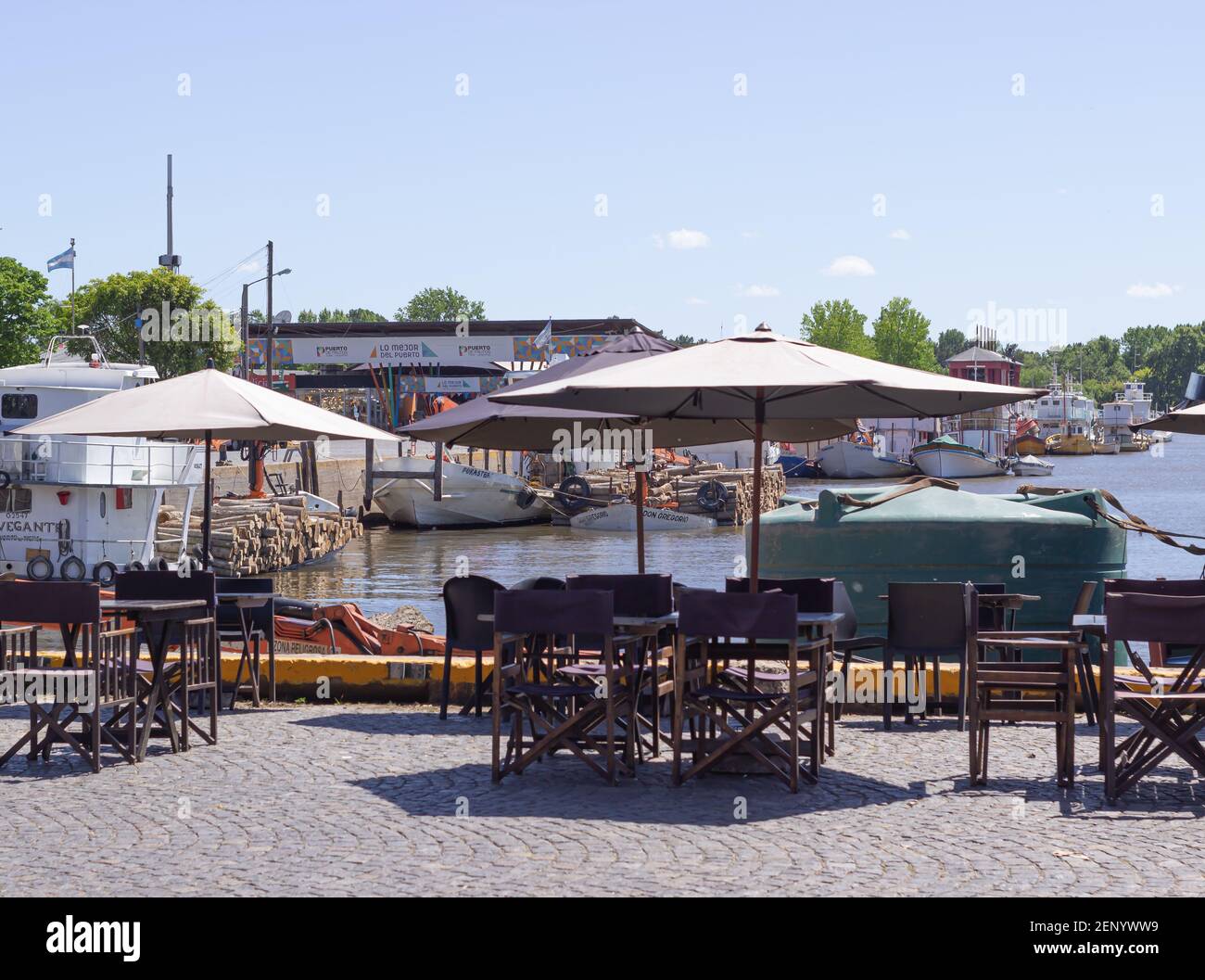 Tables de restaurant en plein air au bord de la rivière. Banque D'Images