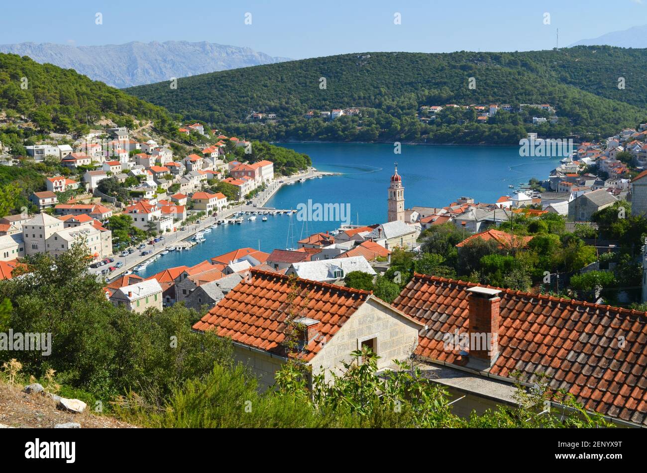 Belle eau bleue de la mer Adriatique, randonnée à vélo dans les îles dalmates de Croatie, ville de Pucsica, croate. Banque D'Images