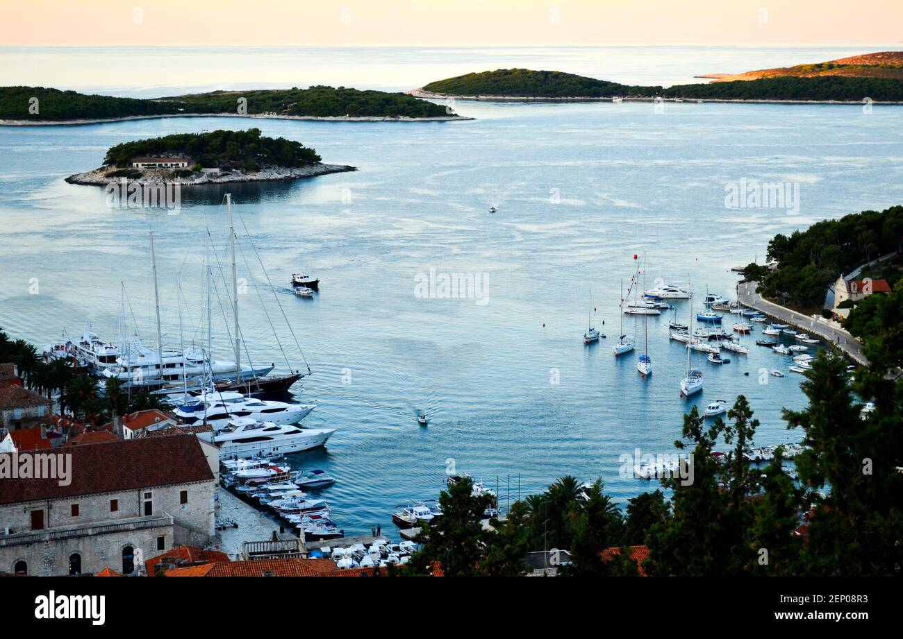 Ville portuaire de Hvar, île de Hvar, randonnées à vélo dans la région de l'île de Dalmatie en Croatie. Banque D'Images