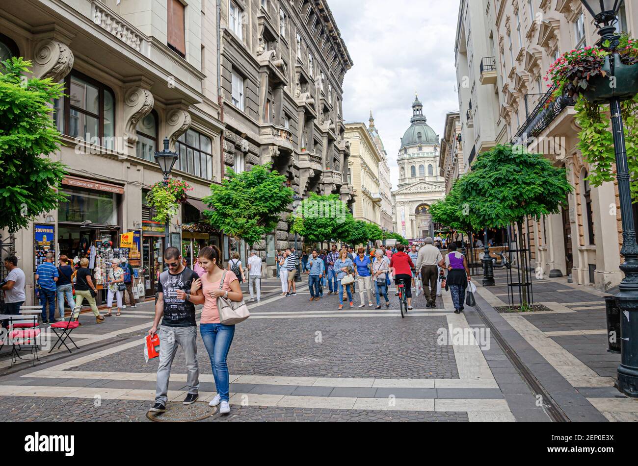 Touristes sur la rue principale de la ville de Budapest, rue Vaci. Banque D'Images