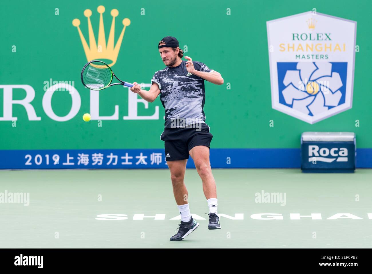 Le joueur de tennis professionnel français Lucas Pouille concurrence le  joueur de tennis professionnel chinois Li Zhe lors du premier tour de 2019  Rolex Shanghai Masters, à Shanghai, en Chine, le 8