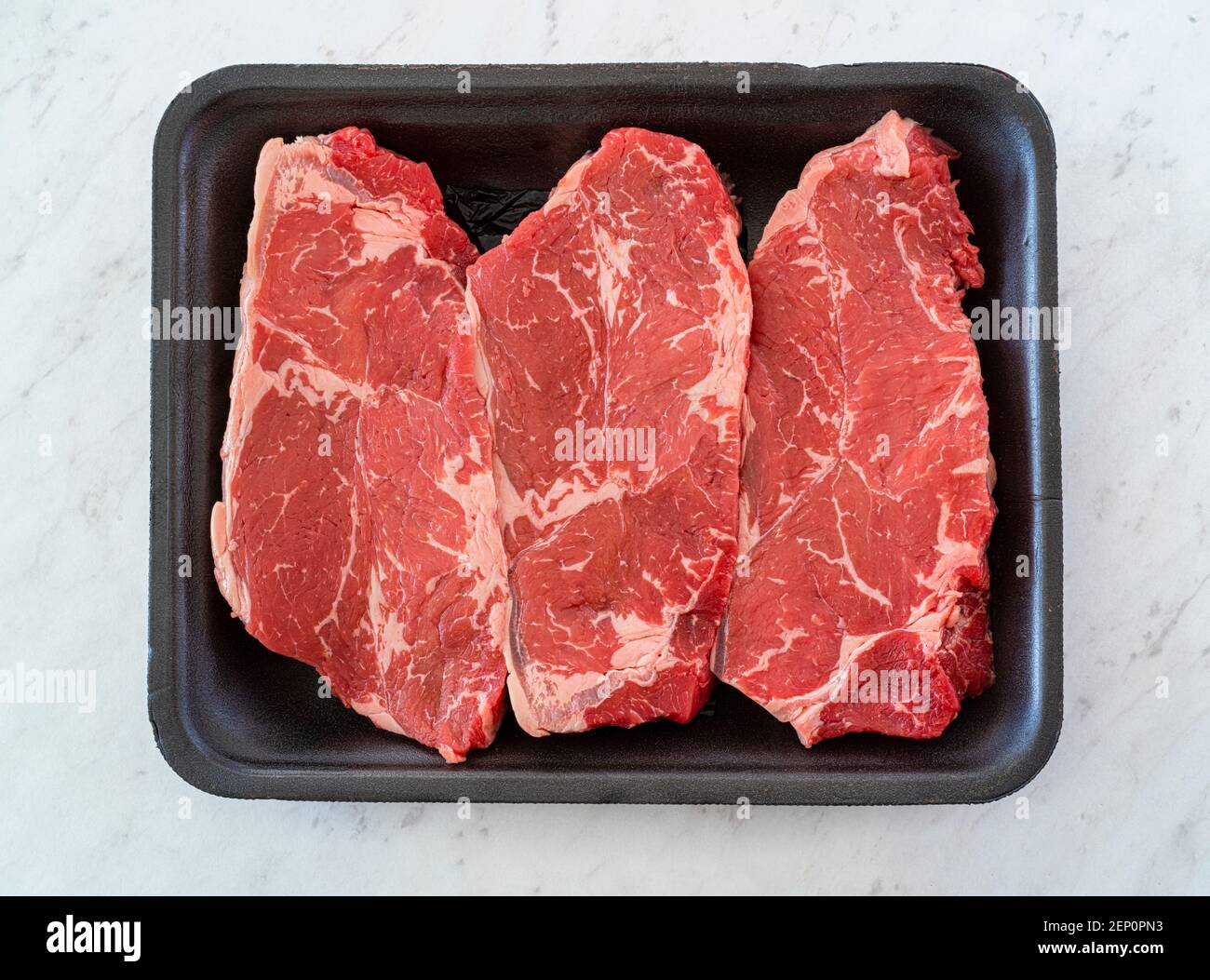 Steak de striploin de bœuf marbré sur un plateau en mousse de polystyrène d'épicerie Banque D'Images
