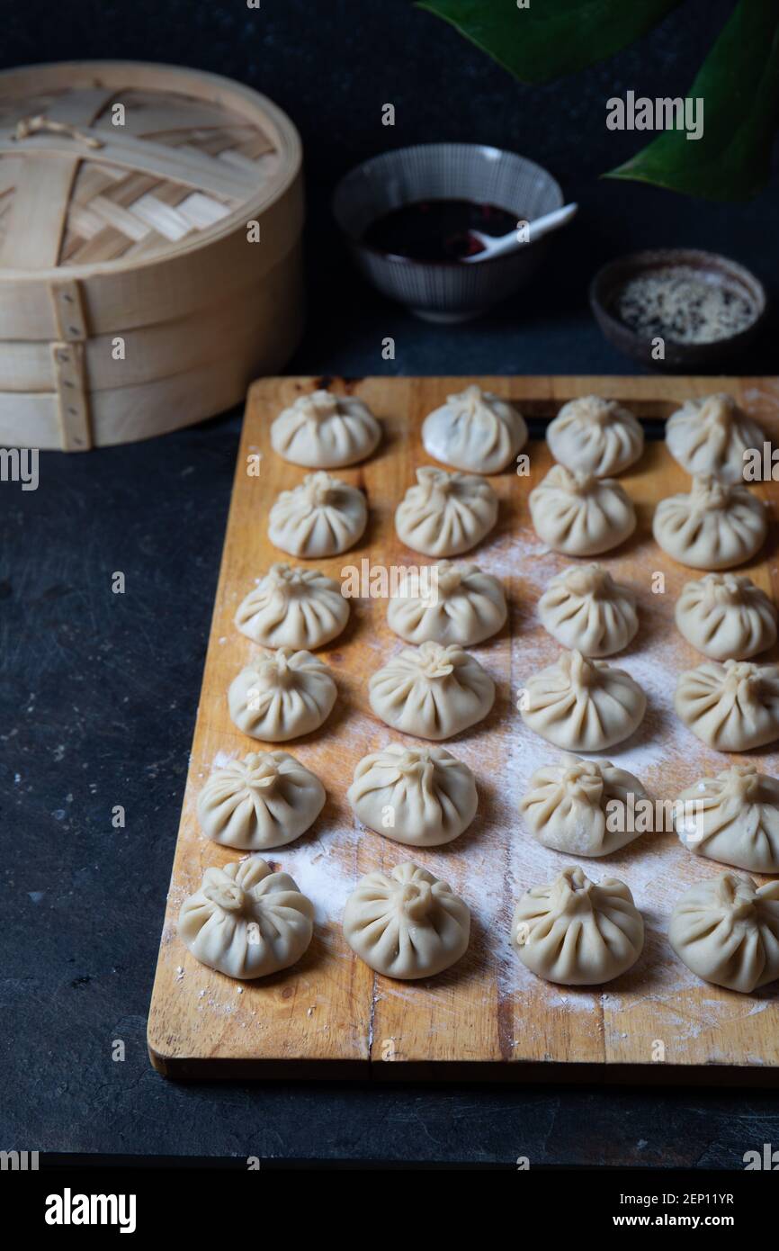 Gros plan sur les boulettes chinoises Baozi non cuites. Boulettes d'azie Banque D'Images