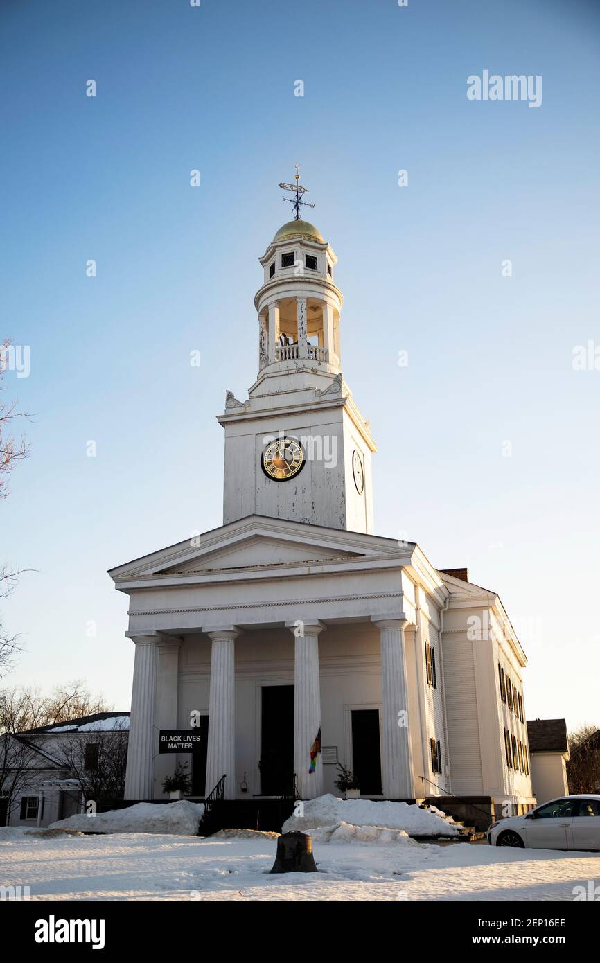 La première église paroissiale universelle dans le centre de Concord, Massachusetts, USA, un jour d'hiver. Banque D'Images
