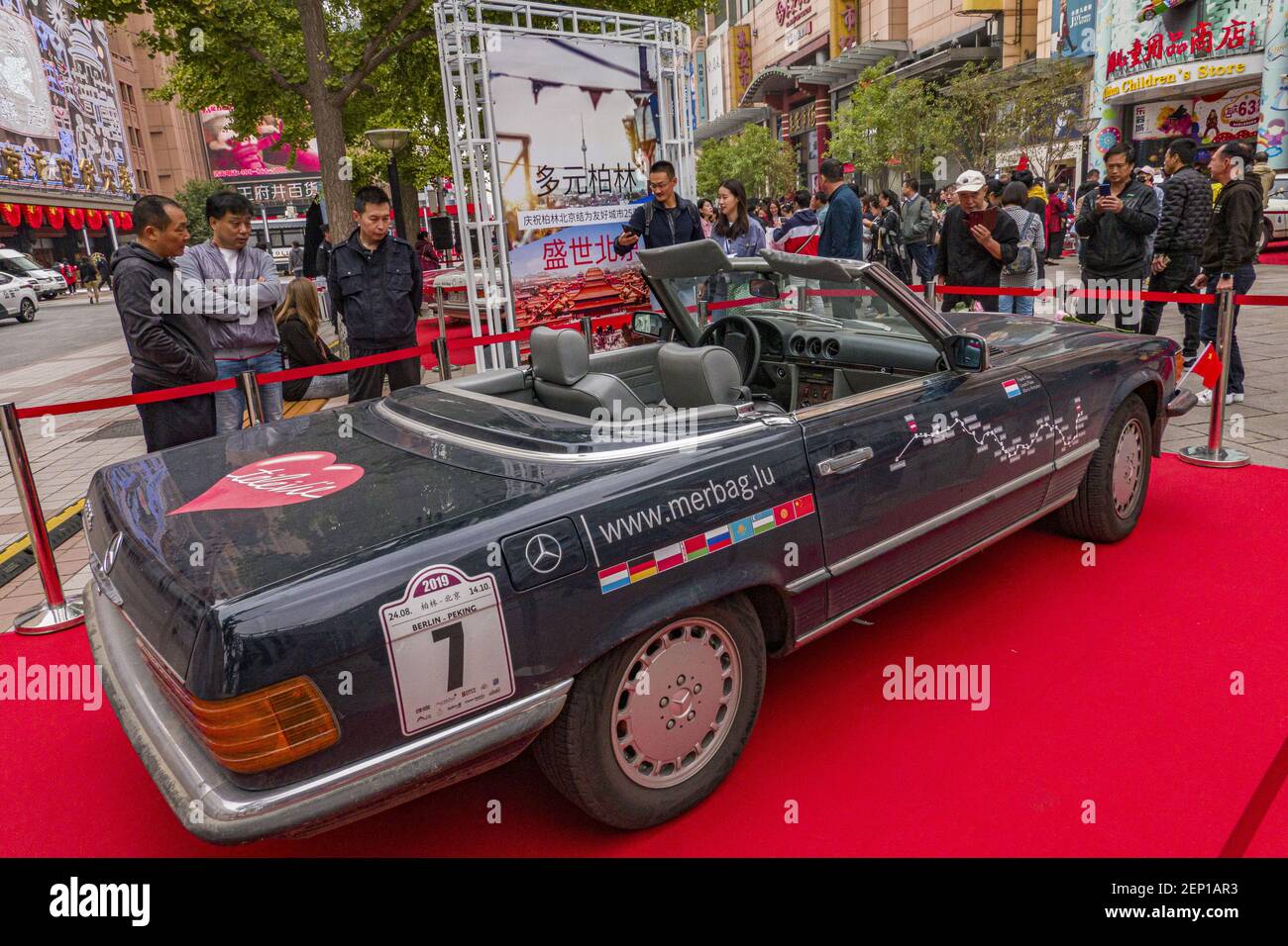 Les voitures prenant rallye course qui se garent pour la démonstration à Wangfujing, une rue commerçante, à Beijing, Chine, 11 octobre 2019. Pour célébrer le 25e anniversaire de la relation entre Pékin et Berlin, un groupe de voitures classiques arrivent à Wangfujing, une rue commerçante de Pékin, après avoir fait une course de rallye de Berlin à Pékin, d'une longueur de 13000 kg et couvrant de nombreux pays dont la Pologne, la Russie, la Biélorussie et le Kazakhstan. Banque D'Images