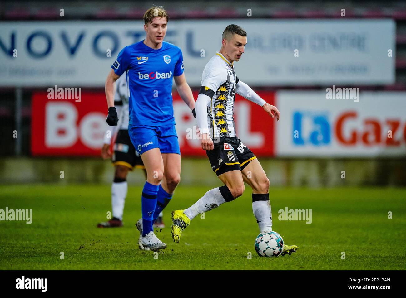 CHARLEROI, BELGIQUE - FÉVRIER 26 : Ognjen Vranjes de Charleroi pendant le match de la Ligue belge Pro entre Charleroi et KRC Genk au Stade du pays de Banque D'Images