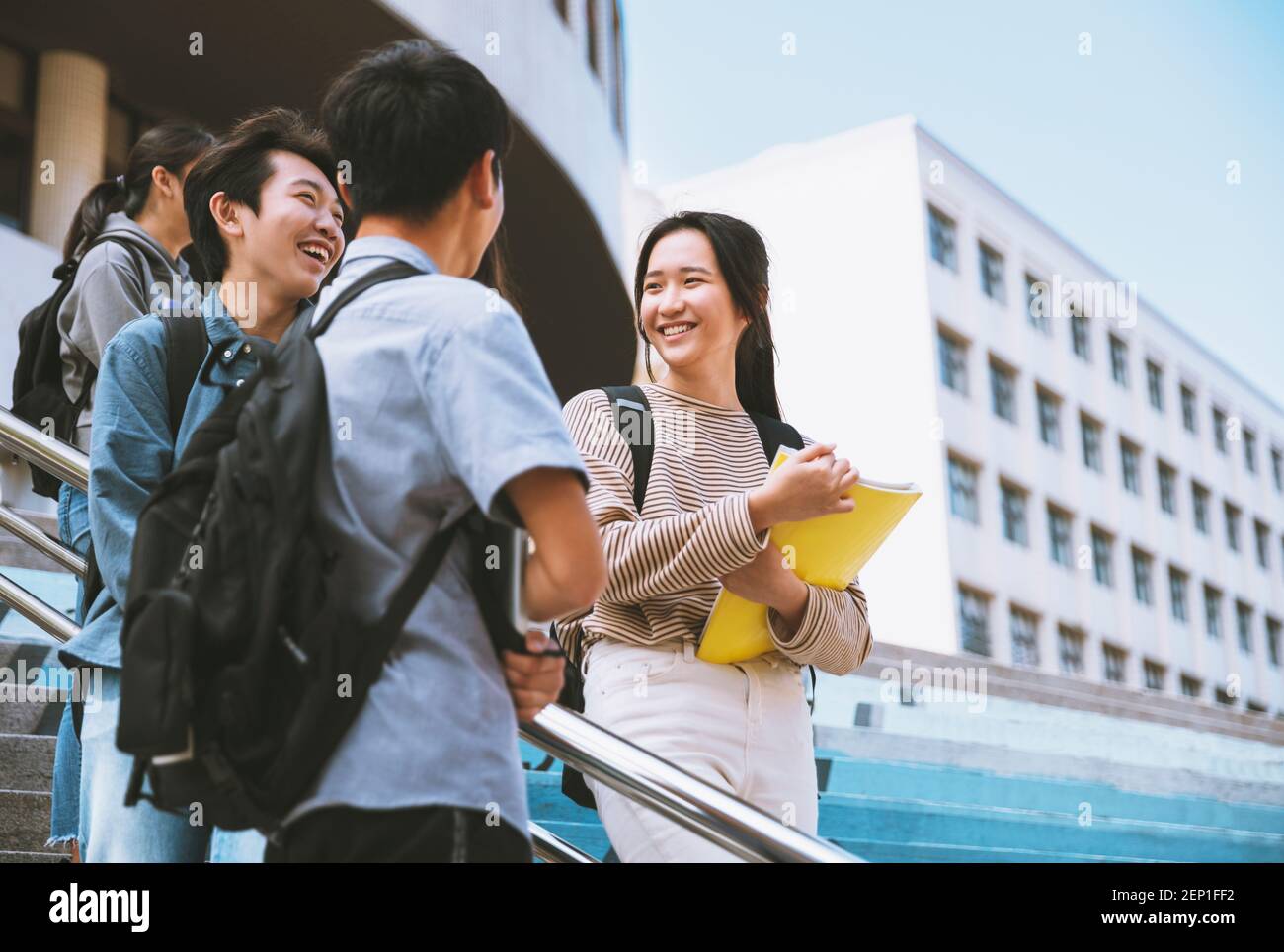 Des adolescents heureux qui parlent et se balade sur les escaliers Banque D'Images