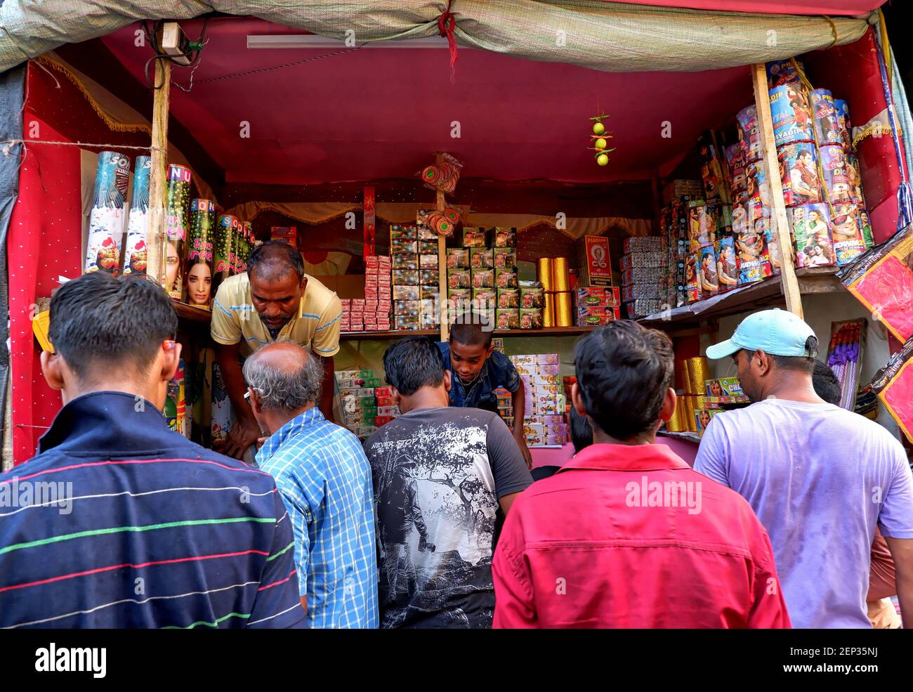 Les clients achètent des pétards dans un magasin de Champahati. Champahati est le plus grand marché de feux d'artifice du Bengale occidental, en Inde, d'où des millions de feux d'artifice sont fournis dans toute l'Inde pour la célébration. Le marché a produit un chiffre d'affaires (RS en millions) de 425 millions/an selon les données du gouvernement sur les petites industries. (Photo par Avishek Das / SOPA Images / Sipa USA) Banque D'Images