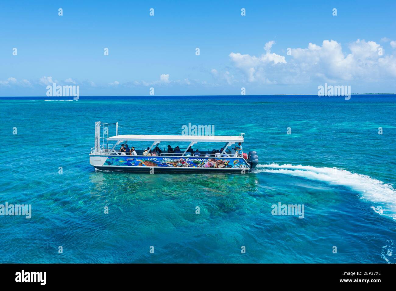Touristes en bateau à fond de verre au-dessus du récif de corail à l'île de Lady Musgrave, la Grande barrière de corail du sud, Queensland, Queensland, Queensland, Australie Banque D'Images