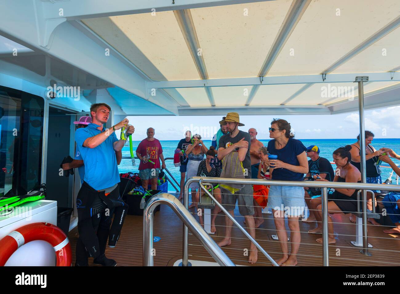 Instructeur enseignant aux touristes comment faire de la plongée avec tuba lors d'une excursion à l'île de Lady Musgrave, la Grande barrière de corail du sud, Queensland, Queensland, Queensland, Australie Banque D'Images