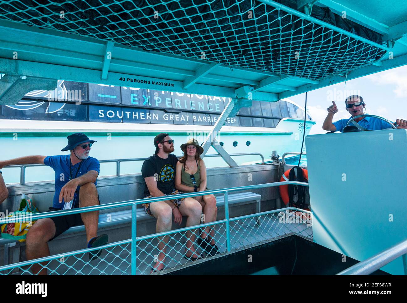 Guide d'excursion informant les touristes lors d'une promenade en bateau à fond de verre au-dessus du récif de corail à Lady Musgrave Island, Grande barrière de corail du sud, Queensland, QL Banque D'Images