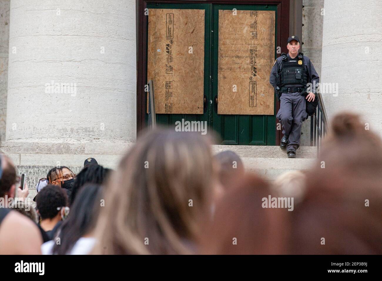 Columbus, Ohio, États-Unis. 3 juin 2020. Le Trooper de l'État de l'Ohio se tient sur les marches de l'État de l'Ohio pendant la manifestation. Des manifestants se sont rassemblés devant l'État de l'Ohio et ont défilé vers le nord sur High St. dans une manifestation contre la brutalité policière, le racisme et l'assassinat de George Floyd par l'agent de police de Minneapolis Derek Chauvin le 25 mai 2020. Crédit : Stephen Zenner/SOPA Images/ZUMA Wire/Alay Live News Banque D'Images