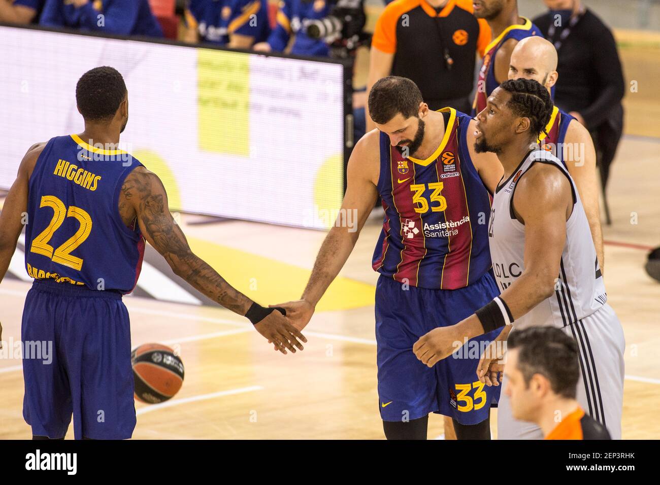 Barcelone, Espagne. 26 février 2021. Nikola Miroti ? Et Cory Higgins, de Barcelone, fêtent un point lors de Turkish Airlines EuroLeague, match entre le FC Barcelona Bàsquet et ASVEL Lyon-Villeurbanne au Palau Blaugrana.(final Score; Barcelone 69:76 Lyon-Villeurbanne) Credit: SOPA Images Limited/Alay Live News Banque D'Images