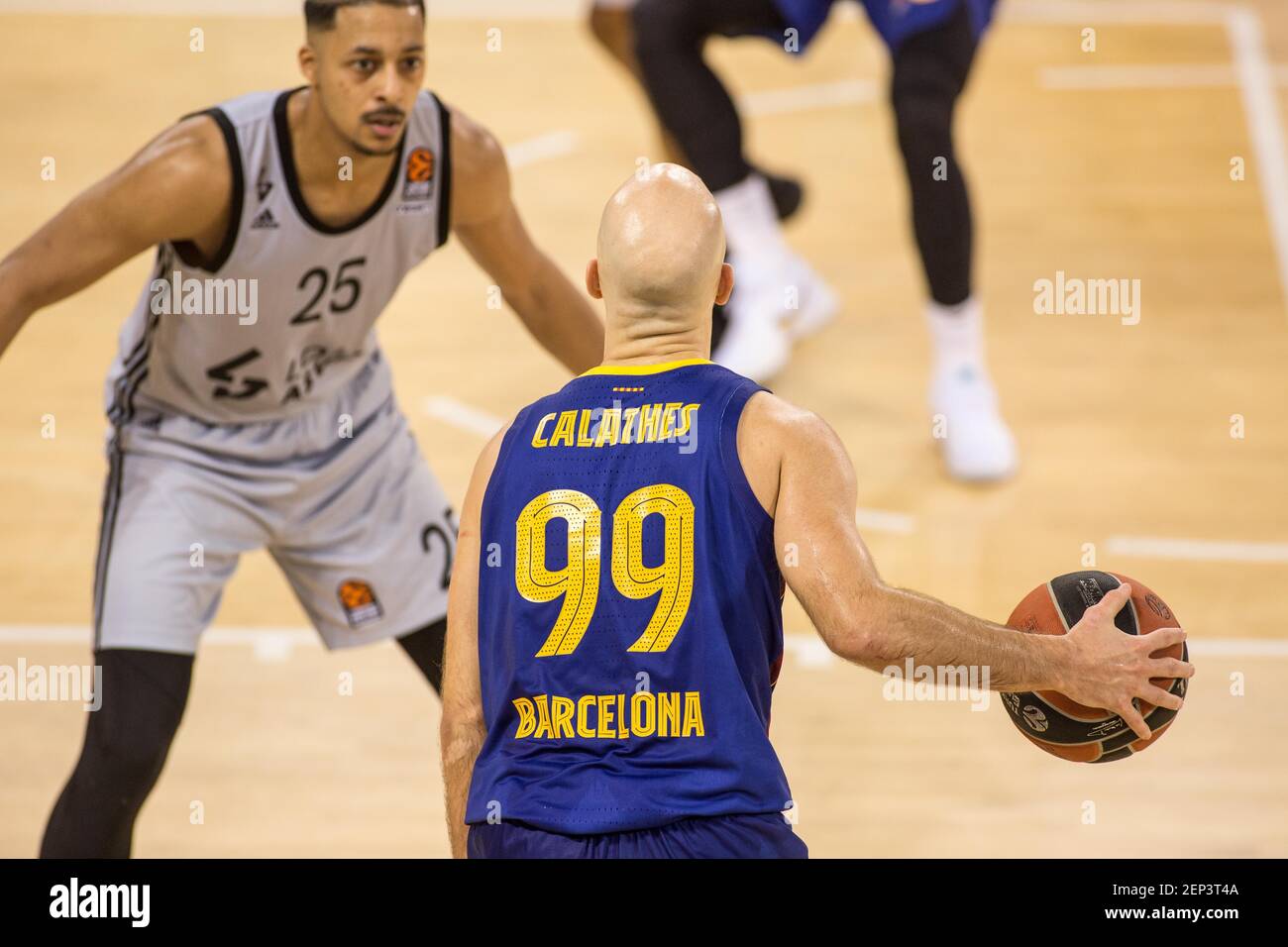 Barcelone, Espagne. 26 février 2021. Nick Calathes, de Barcelone et William Howard, d'ASVEL Villeurbanne en action pendant Turkish Airlines Euroligue, match entre FC Barcelona Bàsquet et ASVEL Lyon-Villeurbanne au Palau Blaugrana.(final Score; Barcelone 69:76 Lyon-Villeurbanne) Credit: SOPA Images Limited/Alay Live News Banque D'Images