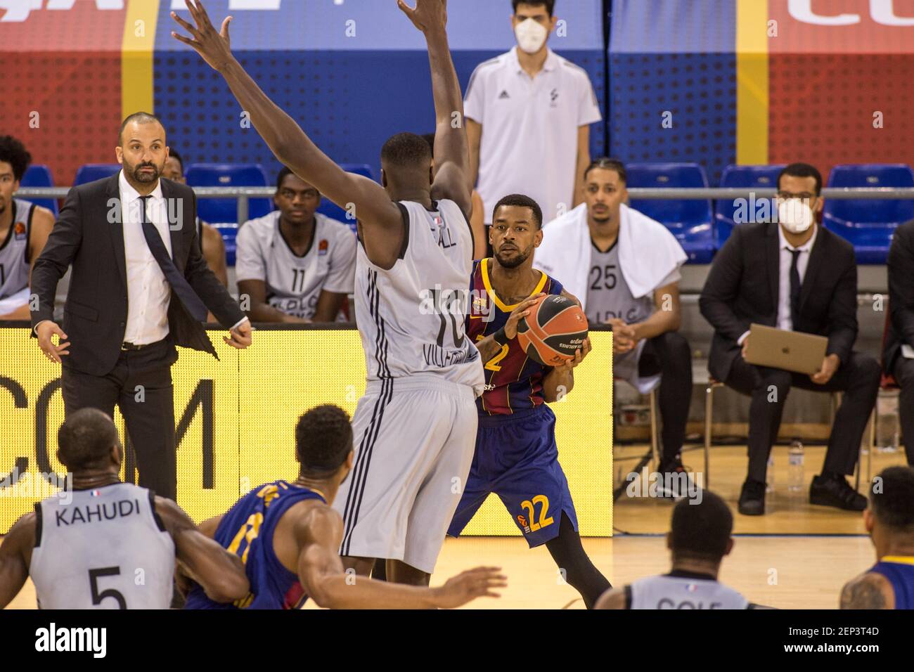 Barcelone, Espagne. 26 février 2021. Cory Higgins, de Barcelone et Moustapha chute de l'action ASVEL Villeurbannein pendant Turkish Airlines Euroligue, match entre le FC Barcelona Bàsquet et ASVEL Lyon-Villeurbanne au Palau Blaugrana.(final Score; Barcelone 69:76 Lyon-Villeurbanne) Credit: SOPA Images Limited/Alay Live News Banque D'Images