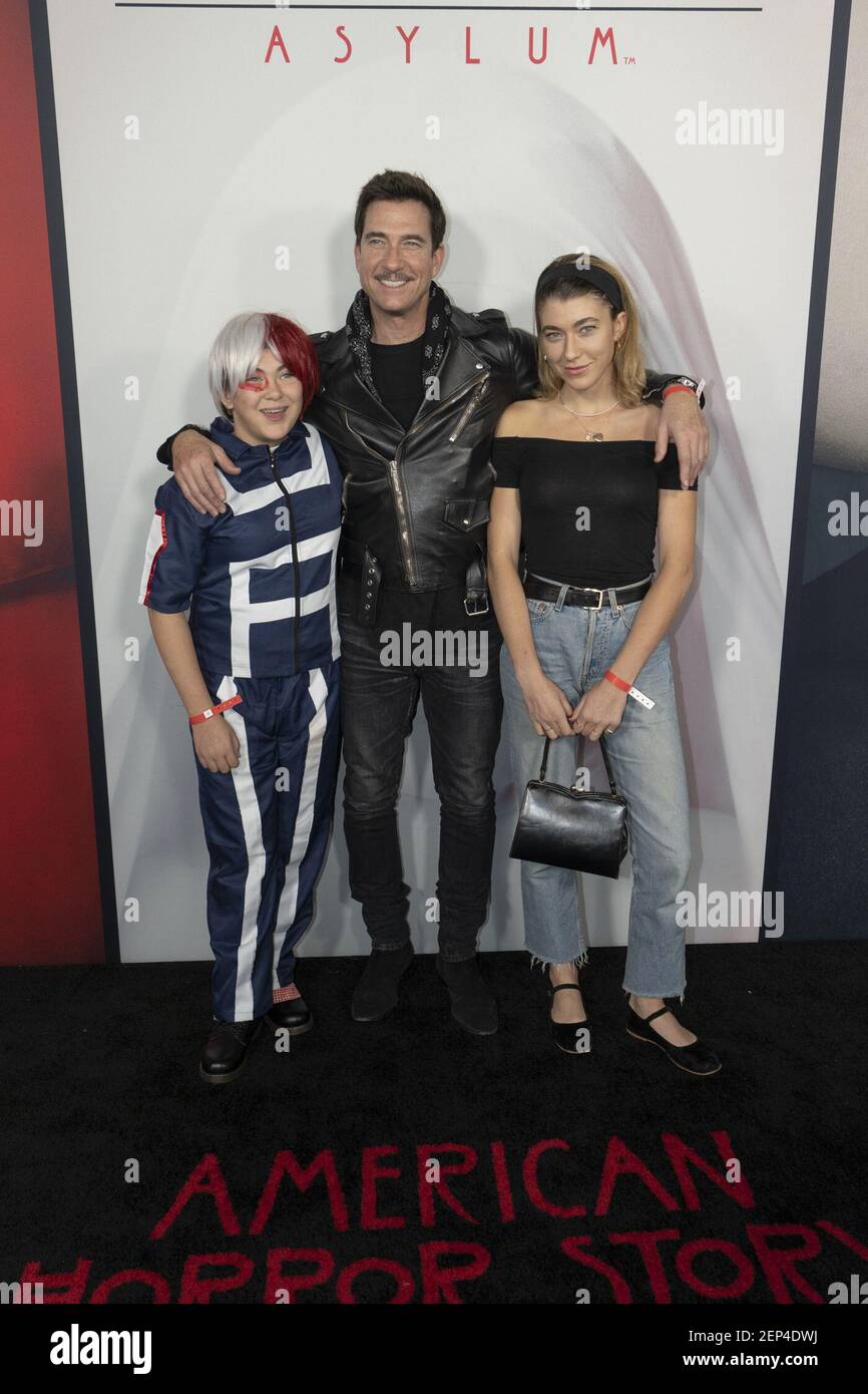 Charlotte Rose McDermott, Dylan McDermott et Colette Rose McDermott marchent sur le tapis rouge pour la célébration des épisodes de l'American Horror Story 100 qui a eu lieu au cimetière Hollywood Forever à Hollywood, Californie, le 26 octobre 2019. (Photo de Jose Quintanilla/Sipa USA) Banque D'Images
