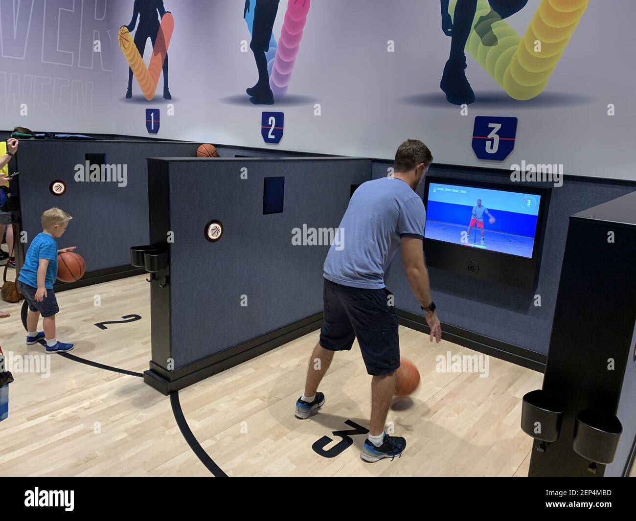 Les visiteurs de l'expérience NBA apprennent les techniques de dribbling et effectuent d'autres tâches de basket-ball à Disney Springs à Orlando, Floride (photo de Dewayne Bevil/Orlando Sentinel/TNS/Sipa USA) Banque D'Images