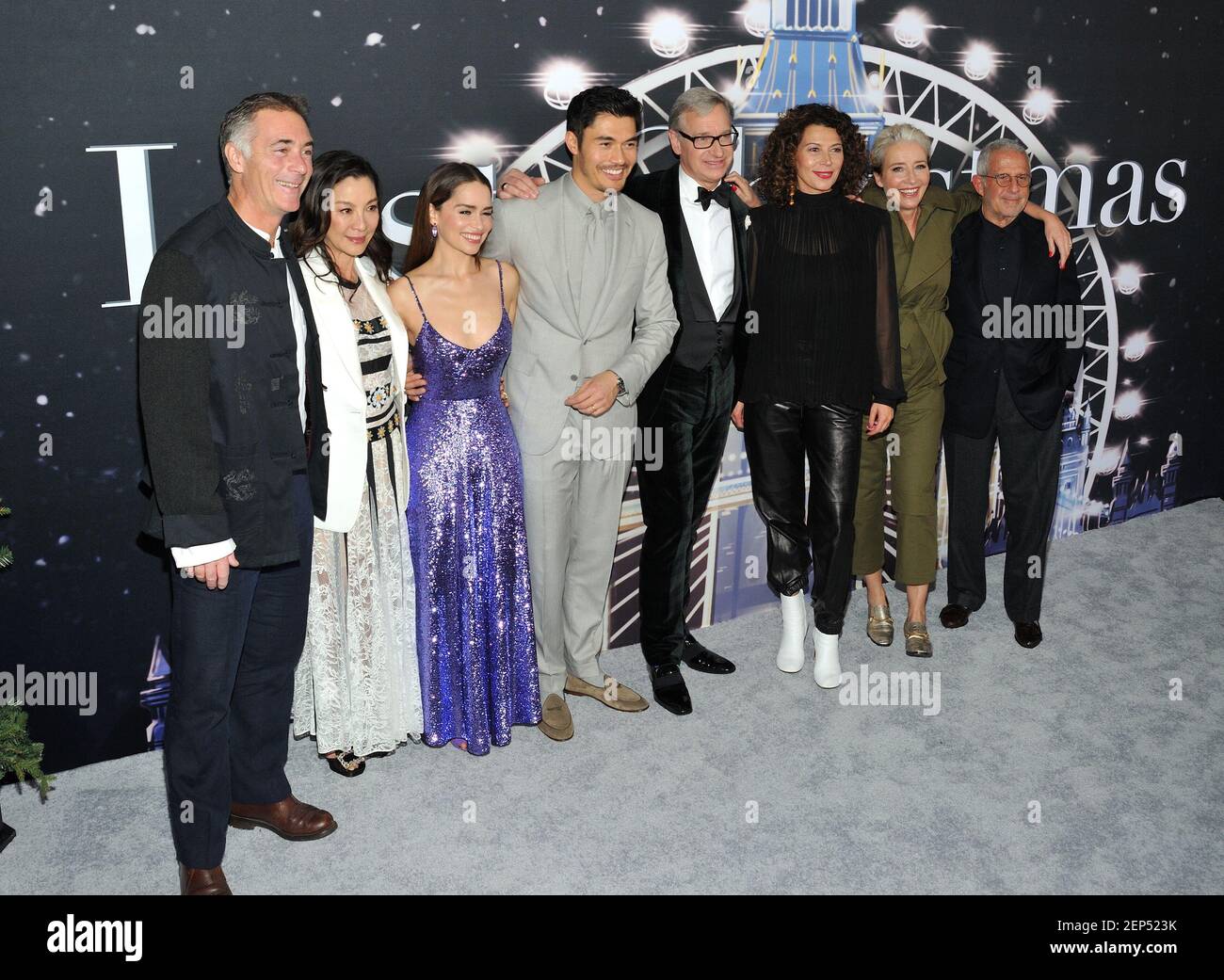 G-D: Écrivain Greg Wise, acteurs Michelle Yeoh, Emilia Clarke, Henry Golding, réalisateur Paul Feig, La réalisatrice Universal Picture exec Donna Langley et l'actrice Emma Thompson assistent à la première de Noël dernier aux cinémas AMC Lincoln Square à New York, NY, le 29 octobre 2019. (Photo de Stephen Smith/SIPA USA) Banque D'Images