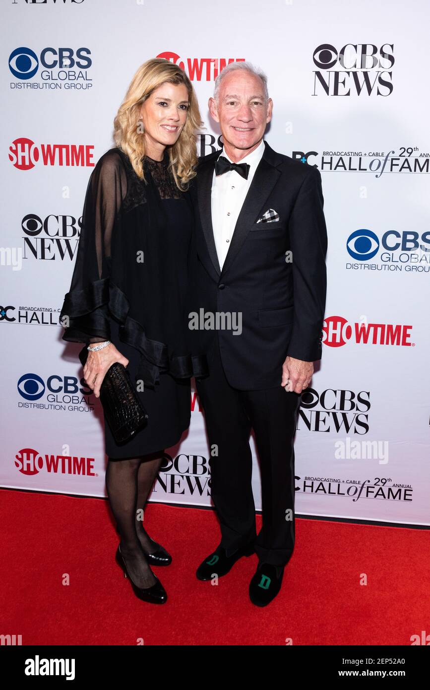 Greg Maffei et Sharon Maffei, président et chef de la direction de Liberty Media Corporation, assistent au Gala des Broadcast & Cable Hall of Fame Awards à la salle de bal Ziegfeld à New York le 29 octobre 2019. (Photo de Gabriele Holtermann-Gorden/Sipa USA) Banque D'Images