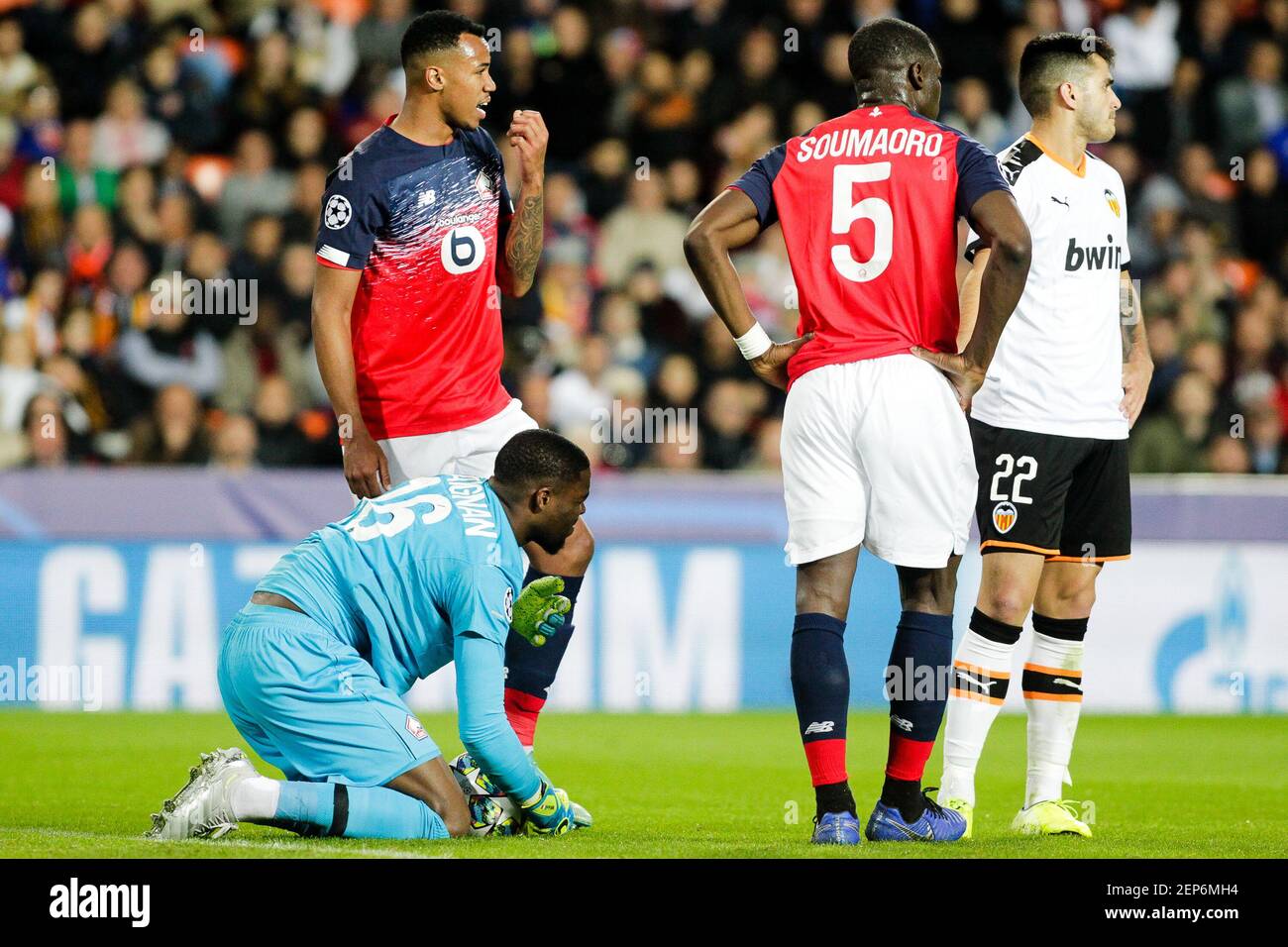 Mike Maignan, Adama Soumaoro, Gabriel Magalhaes de Lille OSC et Maxi Gomez de Valencia CF pendant le match Valence CF contre Lille, de la Ligue des champions de l'UEFA, saison 2019/2020, date 4. Stade Mestalla. Valence, Espagne, 5 novembre 2019. (Photo de pressinphoto/Sipa USA) Banque D'Images