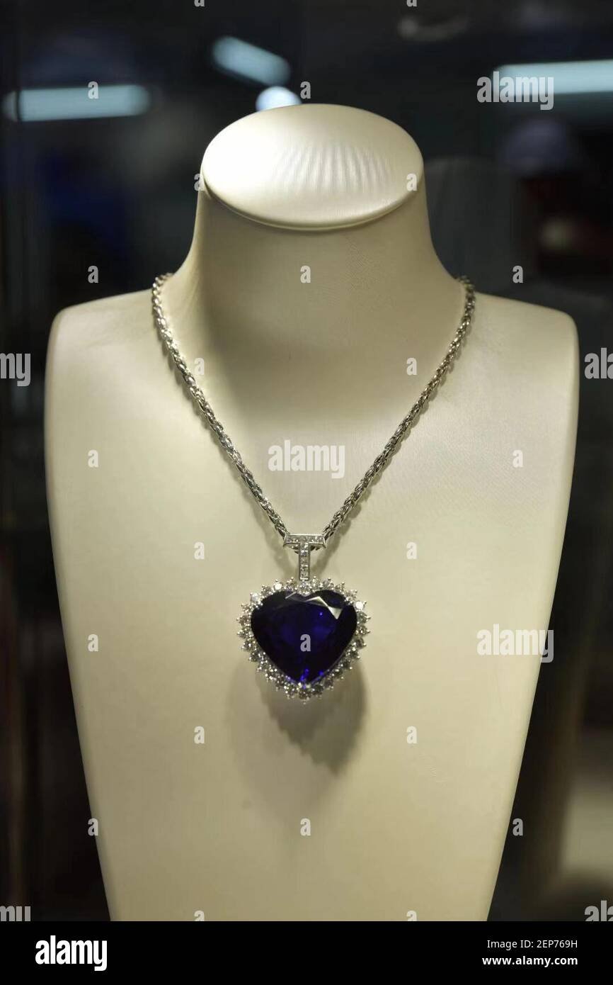 Le coeur de l'océan, le collier de 128 carats tanzanite bleu diamant  présenté dans le film hollywoodien de Titanic, est exposé à la deuxième  China International Import Expo (CIIE) à Shanghai, Chine,