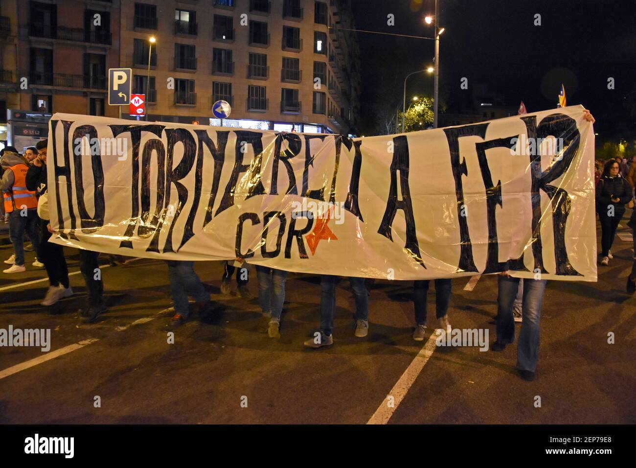 Les manifestants tiennent une bannière du CDR (Comité de défense de la république) pendant la manifestation. Environ 500 personnes ont été convoités par les Commissions de défense de la République (CDR) pour une marche de réflexion en vue des élections générales pour protester contre la décision 1-O. (Photo de Ramon Costa / SOPA Images / Sipa USA) Banque D'Images