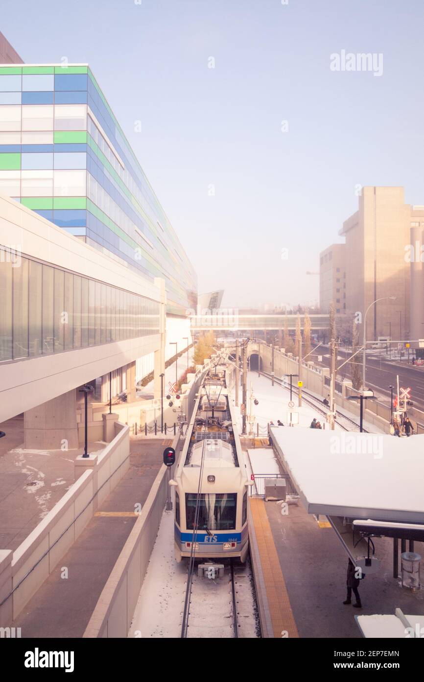 Un train LRT d'Edmonton Transit System (ETS) à la station des sciences de la santé, devant l'Edmonton Clinic Health Academy, à Edmonton, au Canada. Banque D'Images