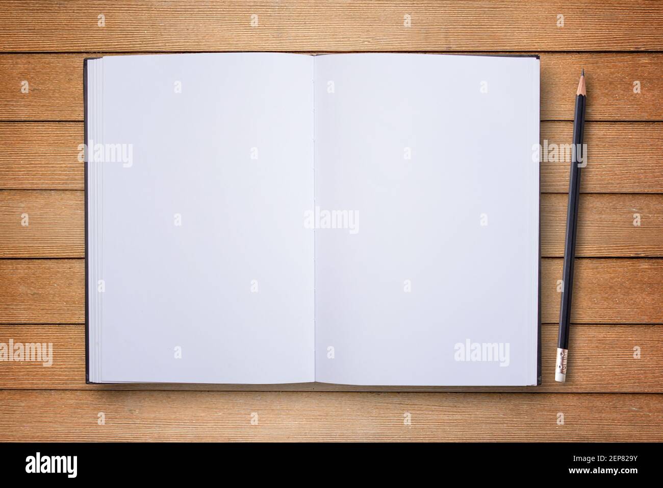 Bloc-notes ou bloc-notes avec crayon sur table en bois marron background.using papier peint pour l'éducation, photo d'entreprise.Prenez note du produit pour le livre avec pa Banque D'Images