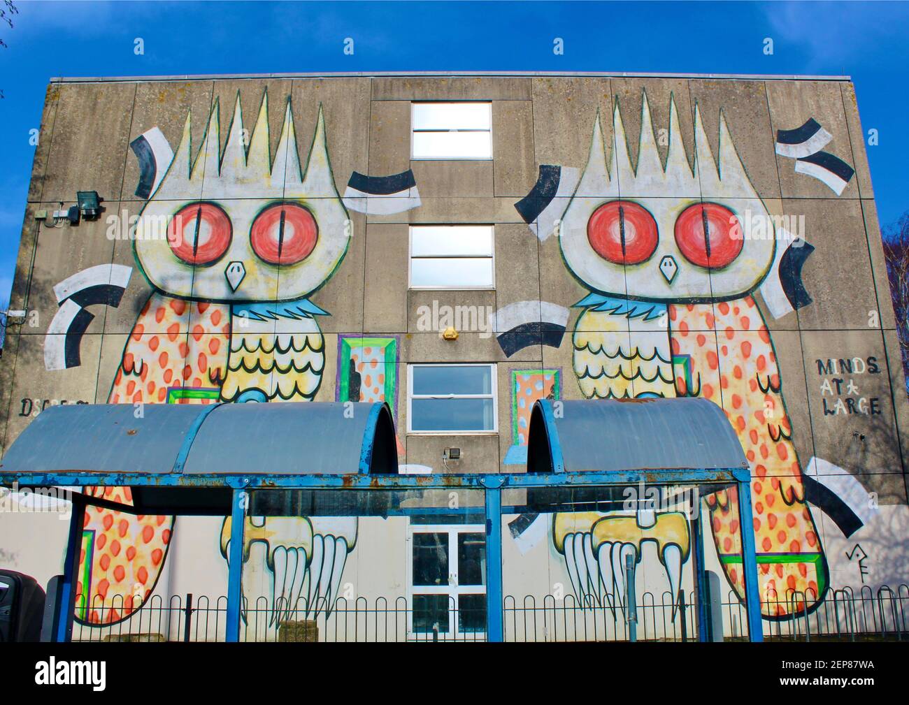 Original Owls - fresque murale sur le côté d'un bâtiment à Chichester College. Banque D'Images