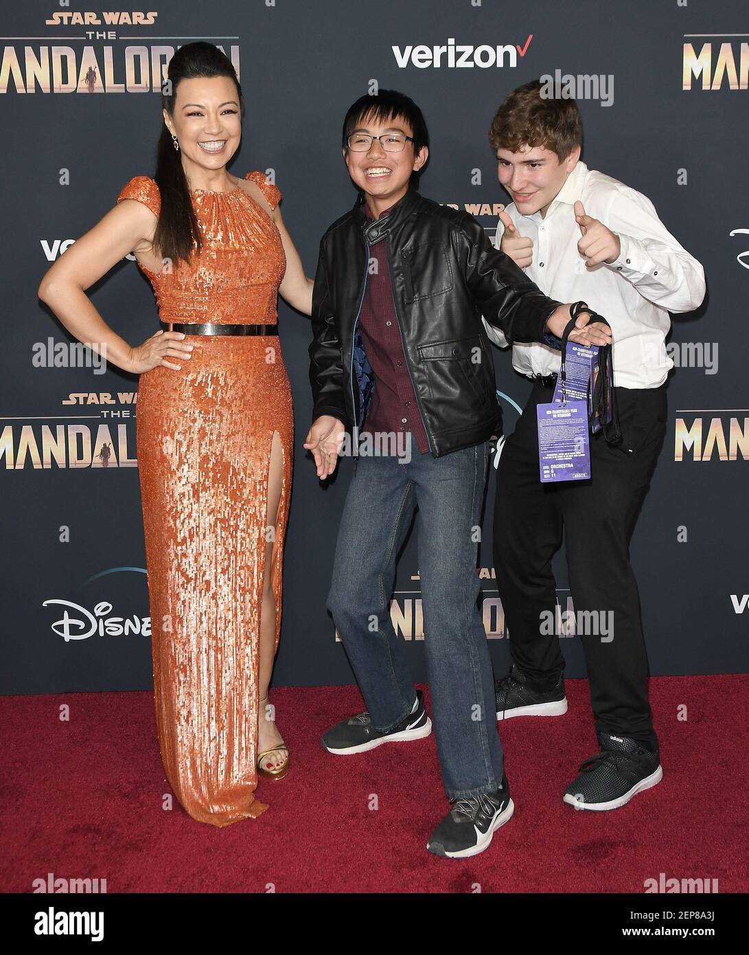 (G-D) Ming-Na Wen, son Cooper Dominic Zee et invité à la première