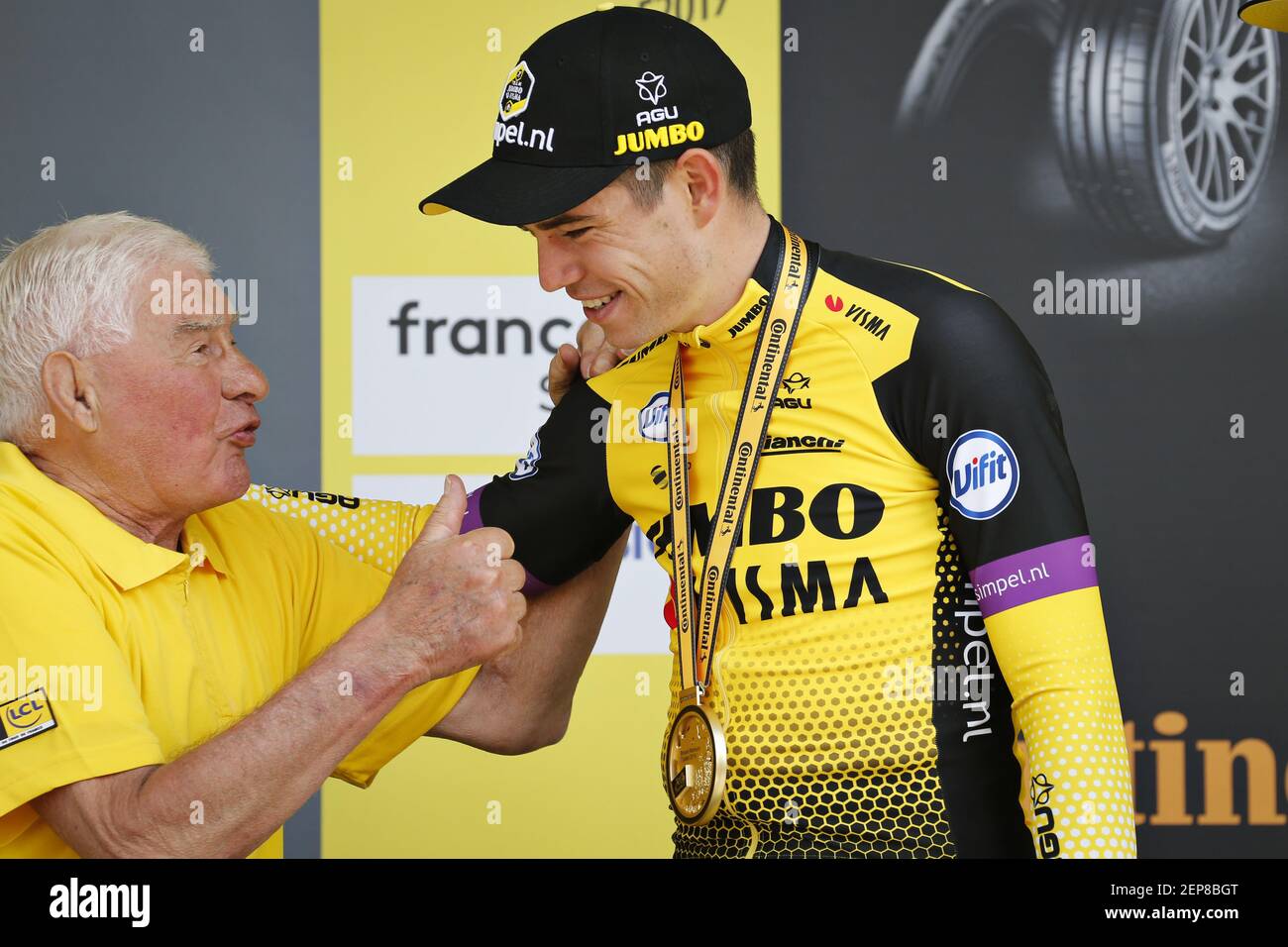 Le coureur français Raymond Poulidor mène la course devant l'Italien