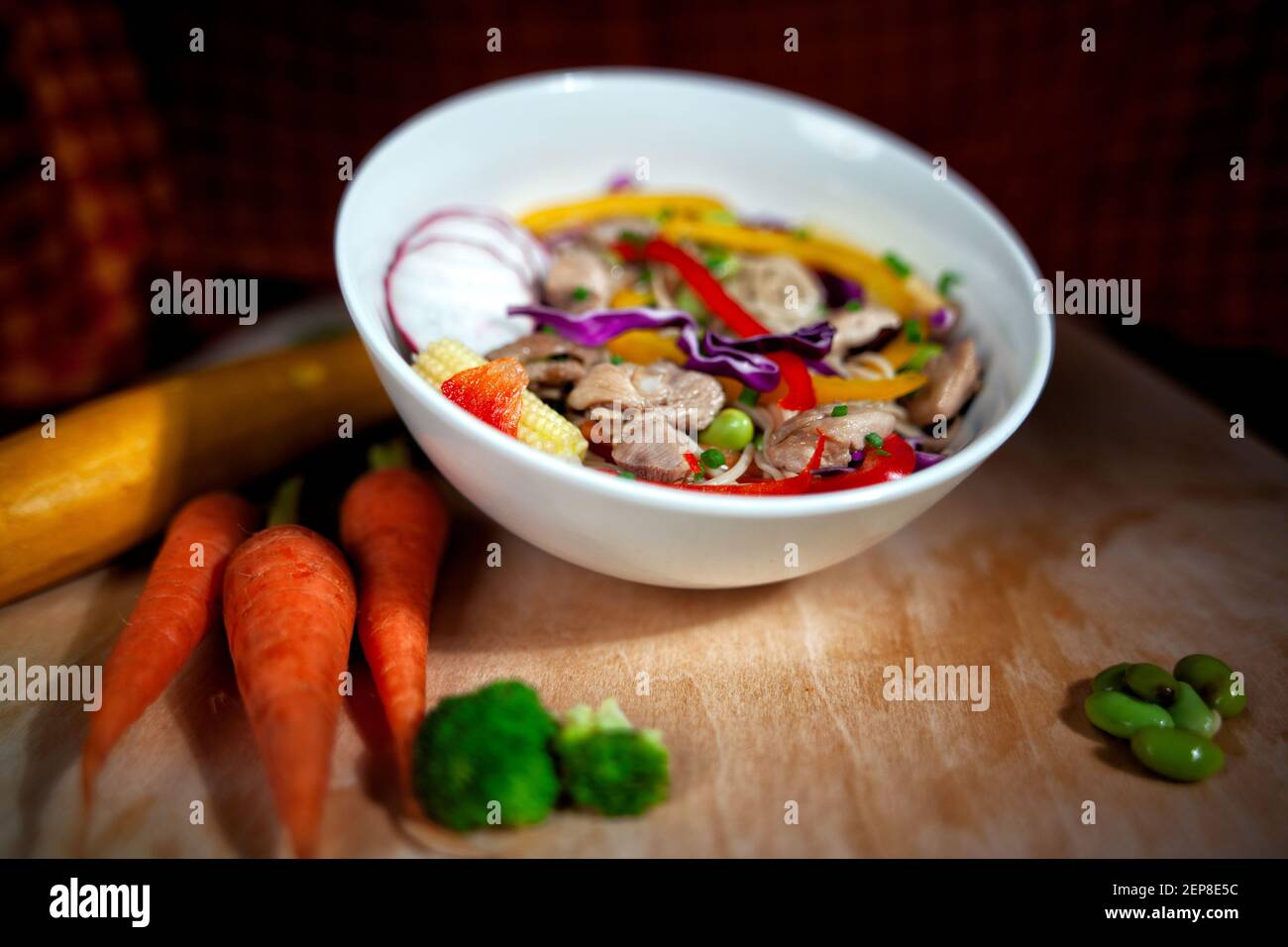 Assiettes de nourriture asiatique saine et équilibrée. Banque D'Images